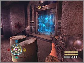 Za rogiem czekają na Ciebie nowi przeciwnicy i dobrze byłoby szybko się ich pozbyć celując w znajdujący się nieopodal nich zbiornik - Etap 17 - Szczyt zamku (cz.1) | Opis przejścia Wolfenstein - Wolfenstein - poradnik do gry