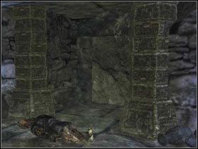 Zanim opuścimy świątynię używając jednego z kamieni teleportacyjnych, warto spojrzeć w górę i w kilku podskokach i małej pomocy lewitacji, dostać się do cienkiej ściany przy oświetlonym na zielono, zerwanym fragmencie schodów - Wyspa Faranga (3) | Rozdział 4 | Solucja Risen - Risen - poradnik do gry