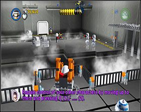 W dużej sali przełącz się na Antillesa i użyj dźwigu (patrz na cień wysięgnika), by z jego pomocą pozbyć się szturmowców w głębi ekranu - Chapter 1 - Secret Plans - Story Mode - Episode 4 - LEGO Star Wars: The Complete Saga - poradnik do gry