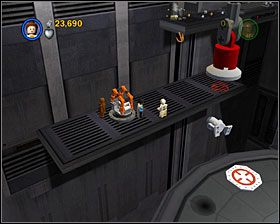 Po odparciu dużego oddziału przeciwników skompletuj tarczę z klocków leżących na ziemi i użyj haka - Chapter 6 - Betrayal Over Bespin - Story Mode - Episode 5 - LEGO Star Wars: The Complete Saga - poradnik do gry