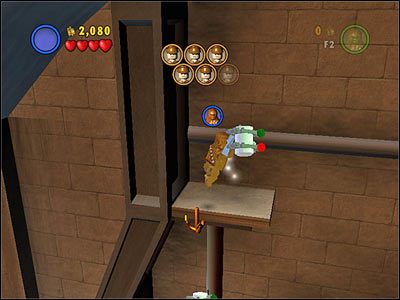 W hangarze, w miejscu w którym uwalniasz pojedynczego pilota w lewym końcu sali, użyj haka do wspinaczki, a kanister będzie Twój - Chapter 5 - Retake Theed Palace - Free Play - Episode 1 - LEGO Star Wars: The Complete Saga - poradnik do gry