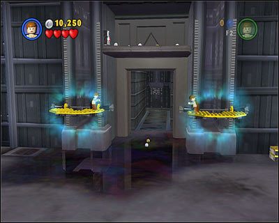 Wskocz na jedną z żółtych platform w początkowej sali, by użyć Mocy na drugiej - przy jednoczesnym, symetrycznym wsparciu ze strony partnera - Chapter 6 - Darth Maul - Free Play - Episode 1 - LEGO Star Wars: The Complete Saga - poradnik do gry