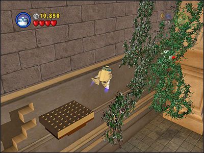 Użyj Mocy na wyróżniających się klockach na ścianie przy końcu pierwszej części etapu, następnie wyskocz na górę Jar-Jarem i za pomocą R2 doleć do widocznego między roślinami kanistra - Chapter 3 - Escape from Naboo - Free Play - Episode 1 - LEGO Star Wars: The Complete Saga - poradnik do gry