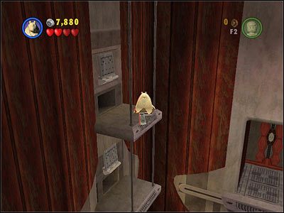 Jar-Jarem wyskocz na widoczną powyżej platformę na początku pomieszczenia z wielkim taśmociągiem - Chapter 3 - Droid Factory - Free Play - Episode 2 - LEGO Star Wars: The Complete Saga - poradnik do gry