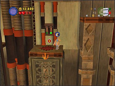 W miejscu widocznym powyżej nie wsiadaj do wagonika, tylko Jar-Jarem wyskocz na wyższy poziom po prawej - Chapter 3 - Droid Factory - Free Play - Episode 2 - LEGO Star Wars: The Complete Saga - poradnik do gry