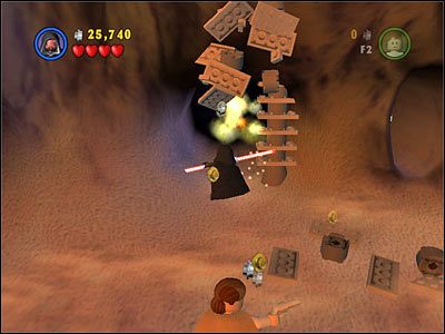 W pomieszczeniu z jaskiniami zniszcz murek tak, jak na powyższym screenie - Chapter 3 - Droid Factory - Free Play - Episode 2 - LEGO Star Wars: The Complete Saga - poradnik do gry