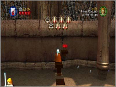 Na arenie na prawo od kolumny z Anakinem znajduje się przedmiot złożony z dwóch okrągłych klocków - Chapter 4 - Jedi Battle - Free Play - Episode 2 - LEGO Star Wars: The Complete Saga - poradnik do gry