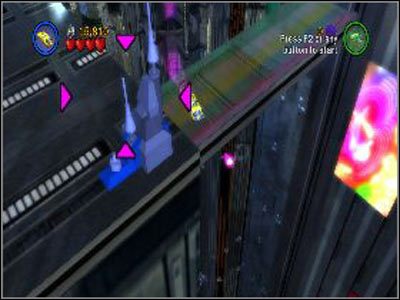 W pierwszej części miasta znajduje się wieżowiec z pięcioma niebieskimi antenami - Chapter 1 - Bounty Hunter Pursuit - Free Play - Episode 2 - LEGO Star Wars: The Complete Saga - poradnik do gry