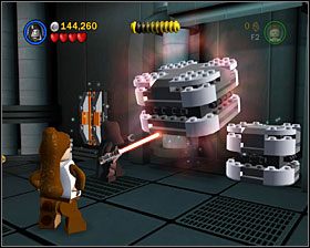 W pomieszczeniu, w którym ustawiasz dwie skrzynie na odpowiednich miejscach w podłodze, użyj Mocy na dwóch metalowych częściach po prawej stronie, po czym wskocz na nie - Chapter 1 - Secret Plans - Free Play - Episode 4 - LEGO Star Wars: The Complete Saga - poradnik do gry