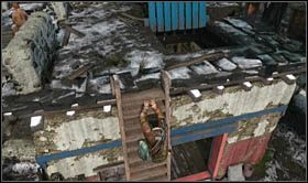 Wewnątrz budynku, na dach którego trafisz niedługo po wyjściu z pomieszczenia, które Tenzin zamknie za Tobą (sąsiedni budynek z niebieska klapą), znajdować się będzie działo maszynowe - Rozdział 19 Oblężenie | Opis przejścia Uncharted 2 Among Thieves - Uncharted 2: Among Thieves - poradnik do gry