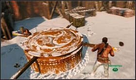 Po zażegnaniu niebezpieczeństwa [sekret 8] , podejdź do znajdującego się w środkowej części areny pomarańczowego symbolu i użyj klucza - Rozdział 23 Znowu razem (2) | Opis przejścia Uncharted 2 Among Thieves - Uncharted 2: Among Thieves - poradnik do gry