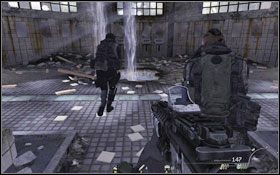 Twoim celem jest sam koniec szatni, a dokładniej dziura w podłodze - Akt II - Gułag | Kampania Call of Duty Modern Warfare 2 - Call of Duty: Modern Warfare 2 - poradnik do gry