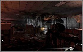 Kiedy znajdziesz się w budynku, brak prądu zmusza Cię do powolnego poruszania się naprzód i wypuszczania przed siebie swoich kompanów w celach zwiadowczych - Drugie słońce | Weteran w Call of Duty Modern Warfare 2 - Call of Duty: Modern Warfare 2 - poradnik do gry