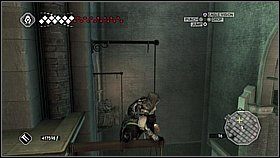 Stojąc na gzymsie możemy odwrócić się i dostrzec jedną z ukrytych skrzyń (zawiera trochę złota) - Wenecja - Kryjówka Templariuszy | Lokacje dodatkowe w Assassins Creed II - Assassins Creed II - poradnik do gry