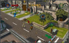 Zanim przystąpisz do wykonywania tej misji, podejdź do niebieskiej skrzynki pocztowej stojącej z prawej [1] - Rzeź w Hangarze | Kryształowa Czaszka Akt I | LEGO Indiana Jones 2 - LEGO Indiana Jones 2: The Adventure Continues - poradnik do gry