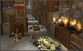 Kiedy otworzy się skrzynia, wyjmij z niej laskę, przytwierdź do jednego z dwóch świecących miejsc przed robotem i wyceluj snop światła w tarczę robota [1] - Rzeź w Hangarze | Kryształowa Czaszka Akt I | LEGO Indiana Jones 2 - LEGO Indiana Jones 2: The Adventure Continues - poradnik do gry