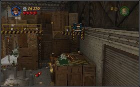 Następnie udaj się na prawą stronę sali i wskocz na skrzynie z dwoma przyciskami, na które wejdź [1] - Rzeź w Hangarze | Kryształowa Czaszka Akt I | LEGO Indiana Jones 2 - LEGO Indiana Jones 2: The Adventure Continues - poradnik do gry