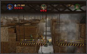 Wróć na skrzynie z lewej (cały czas uważaj na granaty rzucane przez generała), przy pomocy łańcuchów dostań się na platformę z prawej i wejdź na górę po niebieskich schodach [1] - Rzeź w Hangarze | Kryształowa Czaszka Akt I | LEGO Indiana Jones 2 - LEGO Indiana Jones 2: The Adventure Continues - poradnik do gry