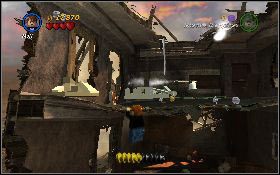 Przejdź do pokoju z lewej i napraw fotel oraz kanapę [1] , z której wybij się do góry - BiegKukiełek (bonus) | Kryształowa Czaszka Akt I | LEGO Indiana Jones 2 - LEGO Indiana Jones 2: The Adventure Continues - poradnik do gry