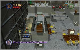 Następnie podejdź do wiatraka z prawej, a kiedy znajdziesz się na górze, użyj bicza na chwytaku [1] , aby przedostać się na platformę z lewej - Marshall College (bonus) | Kryształowa Czaszka Akt I | LEGO Indiana Jones 2 - LEGO Indiana Jones 2: The Adventure Continues - poradnik do gry