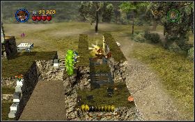 Za pomocą dwóch kolejnych platform [1] przeskocz na wysepkę w prawym górnym narożniku i po załatwieniu ostatniego wroga, zabierz skarb [2] - Cmentarny grobowiec (bonus) | Kryształowa Czaszka Akt II | LEGO Indiana Jones 2 - LEGO Indiana Jones 2: The Adventure Continues - poradnik do gry