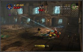 Musisz teraz uważać na rzucane przez niego ładunki wybuchowe i pozbyć się kilku oprychów [1] - Ratowanie Kruka | Poszukiwacze Zaginionej Arki | LEGO Indiana Jones 2 - LEGO Indiana Jones 2: The Adventure Continues - poradnik do gry