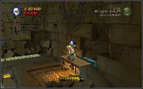 Uderz biczem w chwytak [1] przy małej piramidzie, podnieś talerz i zamontuj go na ścianie z prawej [2] - Tajemnica pokoju map | Poszukiwacze Zaginionej Arki | LEGO Indiana Jones 2 - LEGO Indiana Jones 2: The Adventure Continues - poradnik do gry