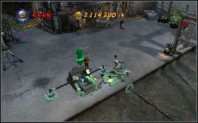 Po zakończeniu poprzedniej misji zniszcz dwie skrzynie [1] , a klockami, które z nich wypadną, napraw mechanizm [2] na przystani - Walka z Bellokiem | Poszukiwacze Zaginionej Arki | LEGO Indiana Jones 2 - LEGO Indiana Jones 2: The Adventure Continues - poradnik do gry