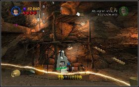Marion skocz z kolei na półkę skalną [1] i podnieś elektroniczną część - Walka z Bellokiem | Poszukiwacze Zaginionej Arki | LEGO Indiana Jones 2 - LEGO Indiana Jones 2: The Adventure Continues - poradnik do gry