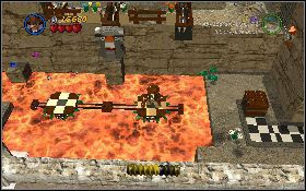 Skorzystaj z uruchomionego przed chwilą wiatraka w ziemi, aby doskoczyć do niebieskiego mechanizmu [1] - Hangar na lotnisku (bonus) | Poszukiwacze Zaginionej Arki | LEGO Indiana Jones 2 - LEGO Indiana Jones 2: The Adventure Continues - poradnik do gry