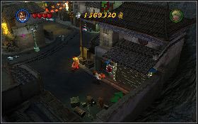 Zanim zaczniesz tę misję udaj się do centrum miasta i wskocz Willie na piętro budynku z neonem [1] - Pościg za Lao | Świątynia Zagłady | LEGO Indiana Jones 2 - LEGO Indiana Jones 2: The Adventure Continues - poradnik do gry