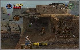 Wejdź nim do wiszącego z prawej koszyka i użyj klucza Willie na mechanizmie przy ścianie budynku, aby przesunąć koszyk w prawo [1] - Małpie psoty | Świątynia Zagłady | LEGO Indiana Jones 2 - LEGO Indiana Jones 2: The Adventure Continues - poradnik do gry