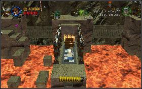 Kiedy uporasz się z piłami i przeciwnikami udaj się na środek lokacji i przeskakuj z jednego kamiennego bloku [1] na drugi, aż dotrzesz do lądy z prawej - Klub Obi-Wan (bonus) | Świątynia Zagłady | LEGO Indiana Jones 2 - LEGO Indiana Jones 2: The Adventure Continues - poradnik do gry