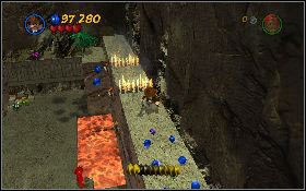 Przeskocz po włóczniach [1] nad lawą, potem wskocz na podwyższenie z prawej, przeskocz nad dwoma ścianami ognia i zbierz monety [2] - Górska jaskinia (bonus) | Świątynia Zagłady | LEGO Indiana Jones 2 - LEGO Indiana Jones 2: The Adventure Continues - poradnik do gry