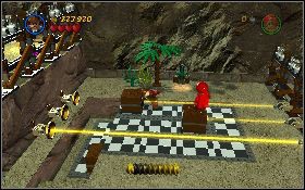 Następnie przesuń dolną skrzynię w lewo [1] , tak aby spadła na dół - Górska jaskinia (bonus) | Świątynia Zagłady | LEGO Indiana Jones 2 - LEGO Indiana Jones 2: The Adventure Continues - poradnik do gry