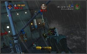 Następnie przekręć maksymalnie pokrętło przy mechanizmie, użyj bicza na chwytaku [1] na żurawiu i przeskocz do wroga stojącego na skrzyniach z prawej [2] - Harcownik z Coronado | Ostatnia Krucjata | LEGO Indiana Jones 2 - LEGO Indiana Jones 2: The Adventure Continues - poradnik do gry