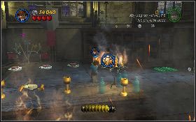 Następnie uderz w regał z książkami i z klocków na ziemi stwórz barierkę, która zawiśnie pod obrazem - Brundwaldzka pożoga | Ostatnia Krucjata | LEGO Indiana Jones 2 - LEGO Indiana Jones 2: The Adventure Continues - poradnik do gry