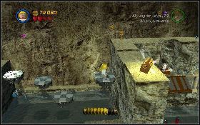 Jonesem skieruj się do wbitej przed chwilą włóczni i przy jej pomocy wskocz na górę, gdzie użyj bicza na chwytaku [1] - Grota na plaży (bonus) | Ostatnia Krucjata | LEGO Indiana Jones 2 - LEGO Indiana Jones 2: The Adventure Continues - poradnik do gry