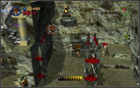 Po otworzeniu bramy wejdź do pomieszczenia, weź ze stojaka włócznię i rzuć w jeden z punktów [1] na ścianie z prawej - Lotnisko w Berlinie (bonus) | Ostatnia Krucjata | LEGO Indiana Jones 2 - LEGO Indiana Jones 2: The Adventure Continues - poradnik do gry