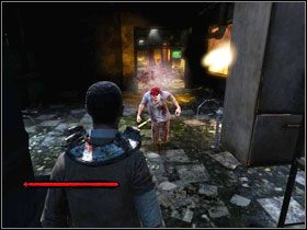 Schodami w górę dostajemy się do dużej hali z wieloma regałami, szafkami i kawałkami szkła na podłodze - [Opis przejścia - Jennings] cz. 3 | Piła - Piła - poradnik do gry