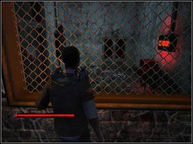 Jeśli mamy na to ochotę - możemy przebiec na zewnątrz i wykorzystać w walce również metalową celę #1 będącą pod wysokim napięciem (wystarczy sprowokować przeciwnika do uderzenia w taki sposób, aby wbił sobie broń w ziemię w jej wnętrzu, a następnie włączyć zasilanie) - [Opis przejścia - Tapp] cz. 1 | Piła - Piła - poradnik do gry