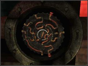 Zabieramy klucz ze stolika, a następnie podziwiamy kolejne telewizory którymi raczy nas gra #1 - [Opis przejścia - Tapp] cz. 2 | Piła - Piła - poradnik do gry