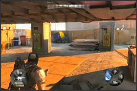 Nieco dalej, wchodząc po drabinie, znów będziesz poproszony o zamontowanie nadajników do skrzynek na filarach - wykonaj czynność identyczną do tej, co przed paroma minutami - [Opis przejścia - Etap 1] cz. 2 - Army of Two: The 40th Day - poradnik do gry