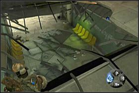 Przechodzimy przez zdewastowany budynek - nie oczekując już starć - i wchodzimy do wnętrza, schodząc schodami na dół, otwieramy przejście i zeskakując przez wyrwę w podłodze - [Opis przejścia - Etap 2] cz. 1 - Army of Two: The 40th Day - poradnik do gry