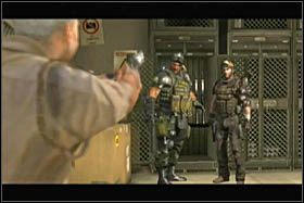 PODEJMOWANIE DECYZJI: po sprawnie przeprowadzonej akcji, przechodzimy przez pomieszczenie po prawej, następnie wyrwę w ścianie i wchodzimy schodami na górę - [Opis przejścia - Etap 2] cz. 2 - Army of Two: The 40th Day - poradnik do gry