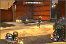 W chwili wyeliminowania wszystkich oponentów zbiegamy na dół i kierujemy się do miejsca, gdzie przed momentem eksplodował helikopter - [Opis przejścia - Etap 2] cz. 3 - Army of Two: The 40th Day - poradnik do gry