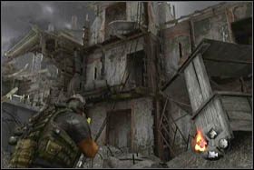 Pierwszy kot znajduje się na zniszczonym budynku, koło żółtego dźwigu do niszczenia (koło akcji z zakładnikiem) - [Sekrety - Etap 5] - Army of Two: The 40th Day - poradnik do gry