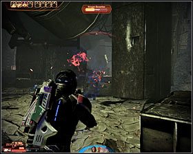 Uważaj, bo po drodze zostaniesz zaatakowany przez niewielką grupkę przeciwników - Mass Effect 2: Akta, Przywódca - opis przejścia, solucja - Mass Effect 2 - poradnik do gry