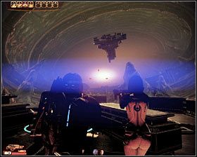 Docelowo musisz dotrzeć do pokazanej na pierwszym screenie platformy z konsolą sterowania - Mass Effect 2: Statek Zbieraczy - opis przejścia, solucja - Mass Effect 2 - poradnik do gry