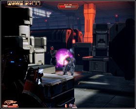 Od momentu zejścia do pokazanej na pierwszym screenie głównej sekcji fabrycznej drastycznie zmniejszy się dystans dzielący Cię od kolejnych mechów - Mass Effect 2: Zakład Hahne-Kedar - opis przejścia, solucja - Mass Effect 2 - poradnik do gry